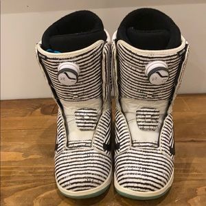 Vans women’s Encore snowboard boots